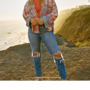 American Eagle Strigid Ripped Mom Jean (long)